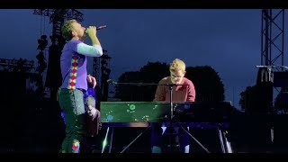 Chris Martin and a fan perform Everglow in Munich [upl. by Bannon]