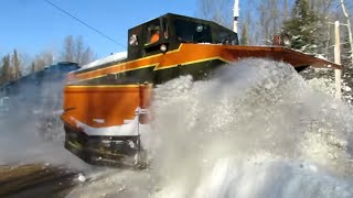 RUSSELL SNOW PLOW TRAIN BUSTING SNOWBANKS AT RAILROAD CROSSINGS  Jason Asselin [upl. by Yeaton]