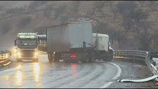 Impactante accidente de dos camiones y un auto conductor de vehículo menor salvó de milagro [upl. by Letch]